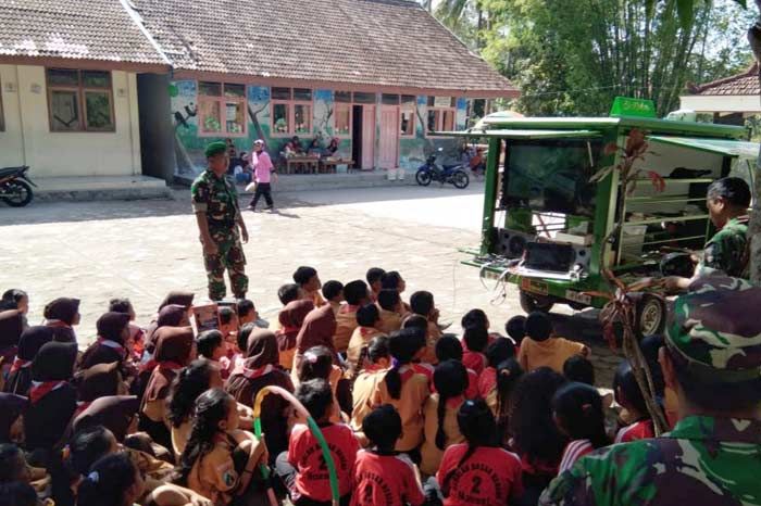 Simokos Sambangi Ratusan Siswa-siswi SDN Pudak Wetan Ponorogo