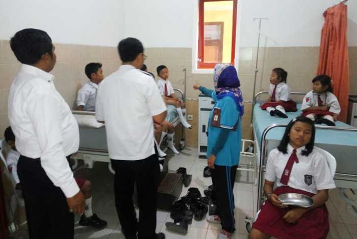 16 Siswa SD di Kota Batu Keracunan Usai Minum Susu Bantuan Pemkot 16 Siswa SD di Kota Batu Keracunan Usai Minum Susu Bantuan Pemkot