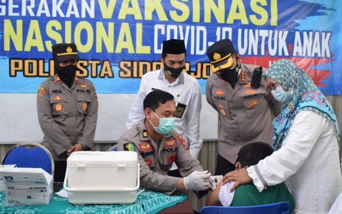 Kapolresta Sidoarjo Tinjau Vaksinasi Covid-19 untuk Anak Usia 6-11 Tahun Kapolresta Sidoarjo Tinjau Vaksinasi Covid-19 untuk Anak Usia 6-11 Tahun