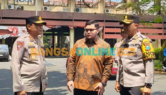 Kapolda Jatim Tinjau Lokasi Kerusuhan di Kediri, Pastikan Situasi Aman dan Terkendali Kapolda Jatim Tinjau Lokasi Kerusuhan di Kediri, Pastikan Situasi Aman dan Terkendali