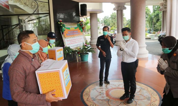 Petugas Medis RSUD Mardi Waluyo Dapat Kejutan dari Anggota Polres Blitar Kota Petugas Medis RSUD Mardi Waluyo Dapat Kejutan dari Anggota Polres Blitar Kota
