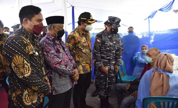 Tinjau Vaksinasi Maritim, Bupati Gus Muhdlor Optimistis Empat Hari Lagi Sidoarjo Level 1 Tinjau Vaksinasi Maritim, Bupati Gus Muhdlor Optimistis Empat Hari Lagi Sidoarjo Level 1