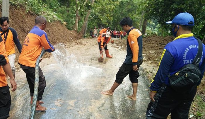 Longsor Tutup Jalan di Desa Kertagenah Daya Pamekasan Longsor Tutup Jalan di Desa Kertagenah Daya Pamekasan