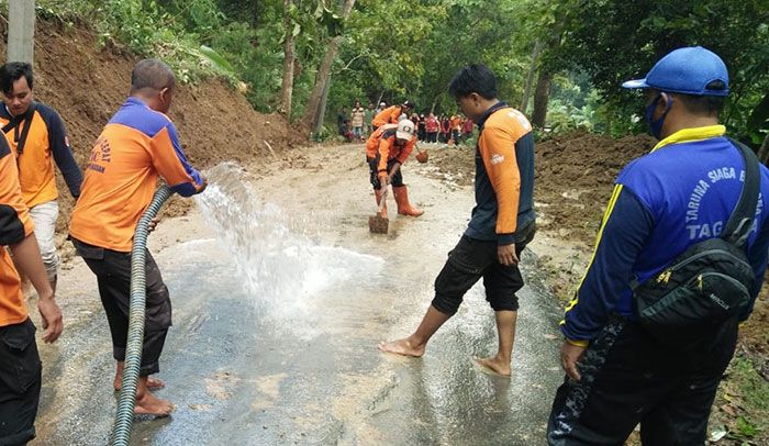 Longsor Tutup Jalan di Desa Kertagenah Daya Pamekasan