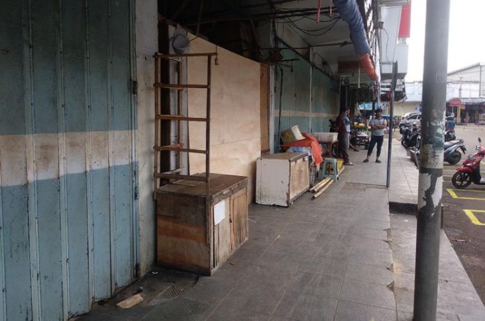 Hari Pertama Pasar Dibuka, Suasana Sepi dan Banyak Pintu Masuk Ditutup Triplek Hari Pertama Pasar Dibuka, Suasana Sepi dan Banyak Pintu Masuk Ditutup Triplek