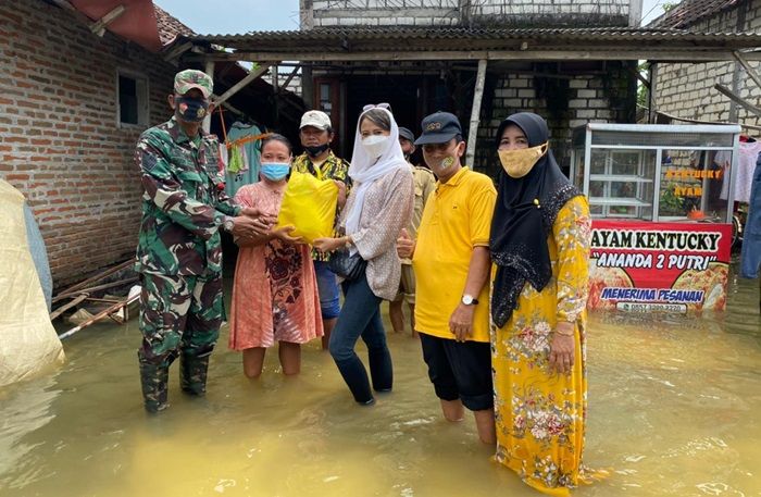 Anggota DPR RI Dyah Roro Peduli Korban Banjir Luapan Kali Lamong