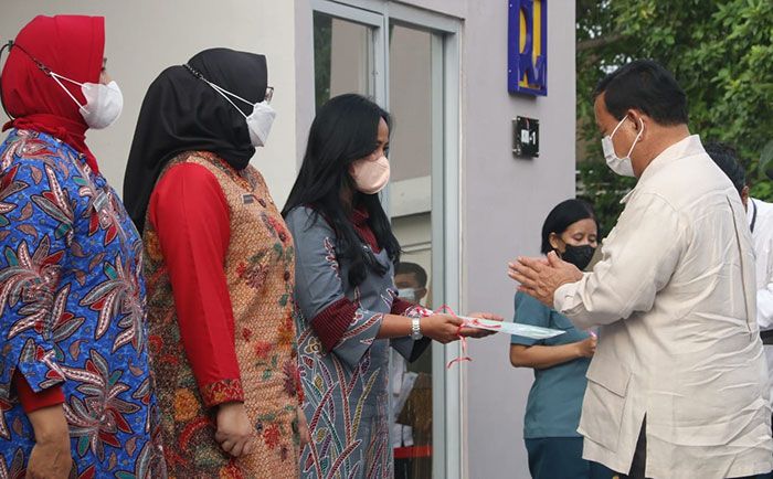 Menhan Serahkan Kunci dan Sertifikat Rumah Kepada Ahli Waris KRI Nanggala 402 di Sidoarjo Menhan Serahkan Kunci dan Sertifikat Rumah Kepada Ahli Waris KRI Nanggala 402 di Sidoarjo