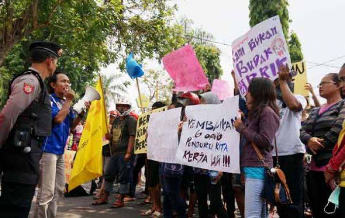 Dilarang Berserikat oleh pihak Pabrik, Puluhan Buruh Demo DPRD Jombang