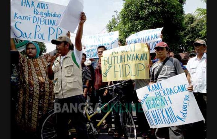 Tolak Relokasi, PKL di Jombang Demo Pemkab Tolak Relokasi, PKL di Jombang Demo Pemkab