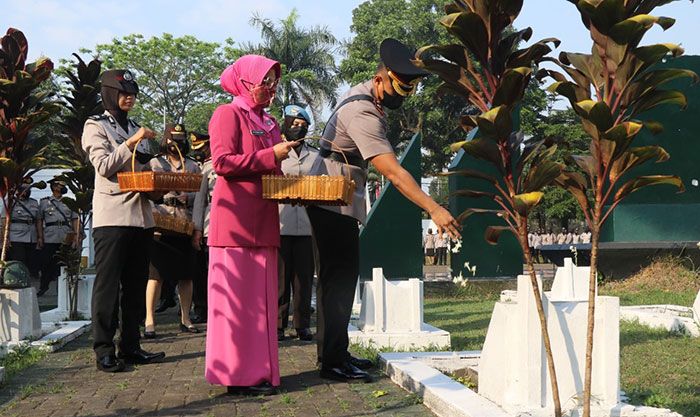 Peringati Hari Jadi ke-74 Polwan, Polres Malang Gelar Ziarah dan Tabur Bunga di TMP Prayuda Nirmala Peringati Hari Jadi ke-74 Polwan, Polres Malang Gelar Ziarah dan Tabur Bunga di TMP Prayuda Nirmala