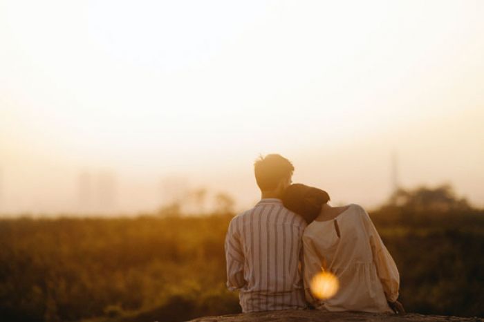 Menjaga Api Cinta Tetap Berkobar: Cara Menyegarkan Hubungan Pernikahan 
