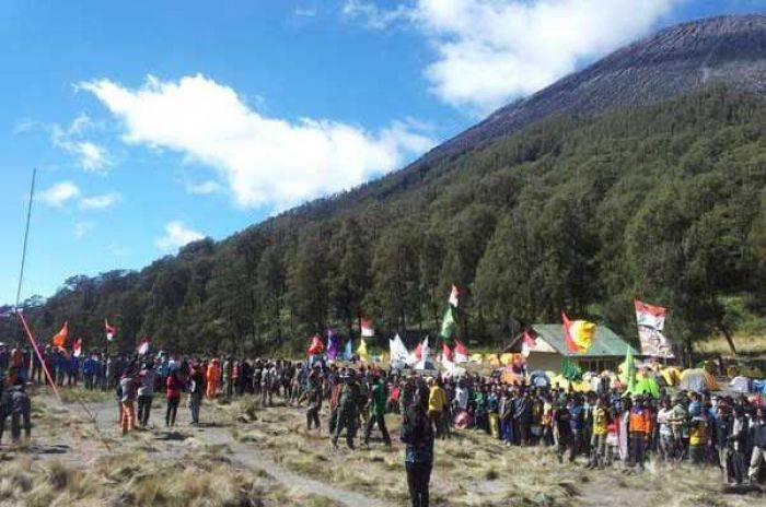 Jalur Pendakian Dibuka, Semeru Layaknya Pasar Jalur Pendakian Dibuka, Semeru Layaknya Pasar