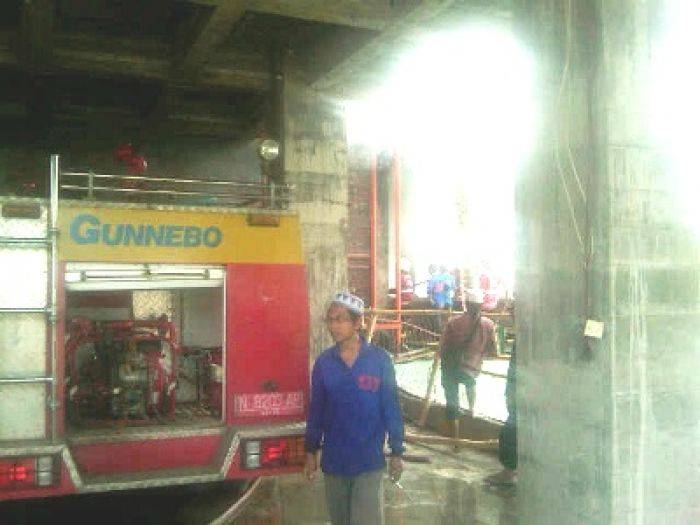 Lantai Lima Masjid Tiban Malang Terbakar Lantai Lima Masjid Tiban Malang Terbakar