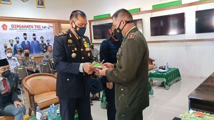 HUT TNI ke-76, Kapolres Pamekasan Bersama Pasukan Datangi Makodim 0826/Pamekasan HUT TNI ke-76, Kapolres Pamekasan Bersama Pasukan Datangi Makodim 0826/Pamekasan