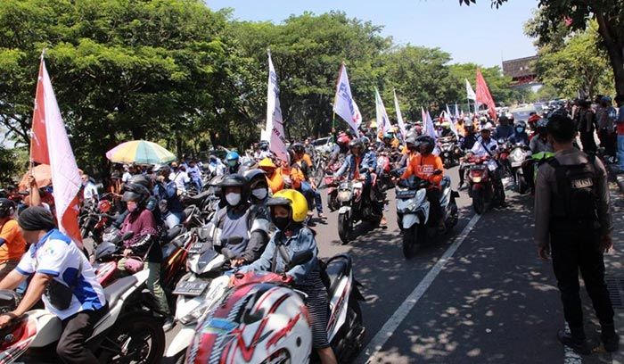 Ribuan Massa di Surabaya Demo Tolak Kenaikan Harga BBM Ribuan Massa di Surabaya Demo Tolak Kenaikan Harga BBM