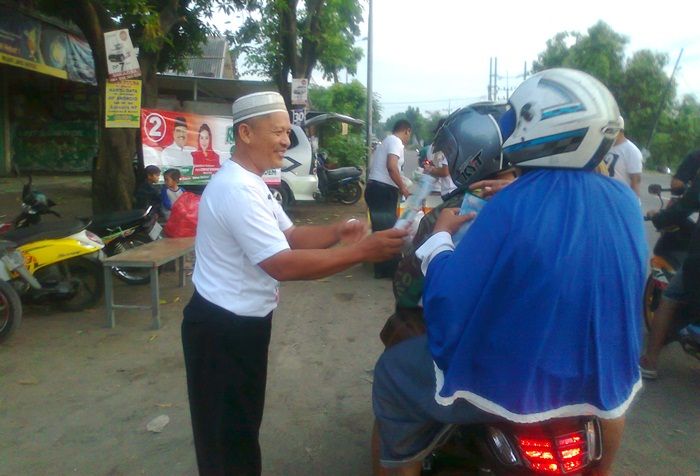 Relawan Sapa Gusti Mojokerto Berbagi Takjil di Depan Posko