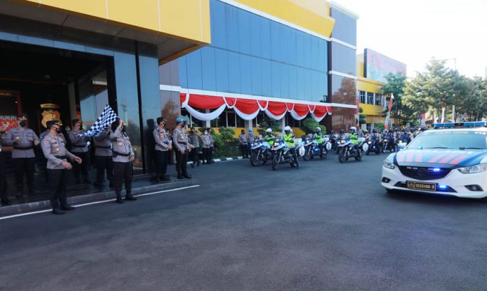 Polda Jatim Berbagi 76.000 Bendera Merah Putih untuk Indonesia Tangguh, Indonesia Tumbuh