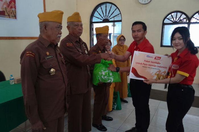 Peringati Kemerdekaan RI, Alfamart Bagikan Sembako untuk Veteran Sidoarjo Peringati Kemerdekaan RI, Alfamart Bagikan Sembako untuk Veteran Sidoarjo