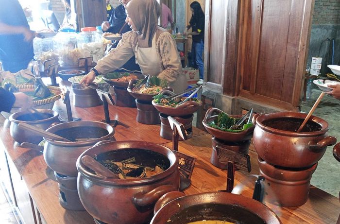 Resto Klothok Lawu Sarangan Hadirkan Pilihan Menu Tradisional dengan Harga Terjangkau