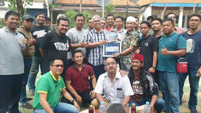 Lestarikan Khas Gresik, KWG Gandeng Prof. Zainuddin Gelar Sarasehan dan Bagi Nasi Krawu Lestarikan Khas Gresik, KWG Gandeng Prof. Zainuddin Gelar Sarasehan dan Bagi Nasi Krawu