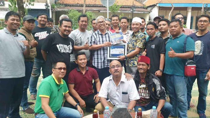 Lestarikan Khas Gresik, KWG Gandeng Prof. Zainuddin Gelar Sarasehan dan Bagi Nasi Krawu