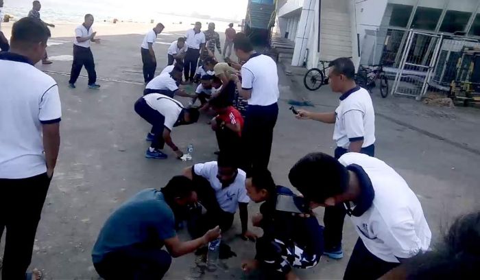 Bermacam Lomba Unik Warnai Perayaan HUT ke-74 Republik Indonesia di KRI Mandau-621 Bermacam Lomba Unik Warnai Perayaan HUT ke-74 Republik Indonesia di KRI Mandau-621