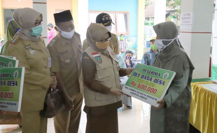 Bupati Jombang Serahkan BLT-DD ke Warga Bupati Jombang Serahkan BLT-DD ke Warga
