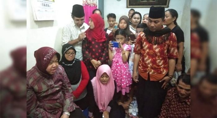 Takziah Hari Kedua, Risma Berikan Bantuan Pekerjaan ke Anak Petugas KPPS yang Meninggal Takziah Hari Kedua, Risma Berikan Bantuan Pekerjaan ke Anak Petugas KPPS yang Meninggal