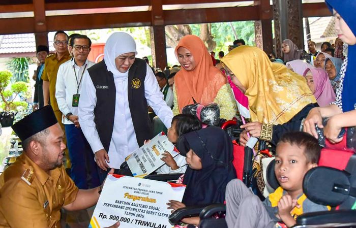 Salurkan Rp5,8 Miliar Untuk Masyarakat Gresik, Khofifah: Jangan Digunakan untuk Judol! Salurkan Rp5,8 Miliar Untuk Masyarakat Gresik, Khofifah: Jangan Digunakan untuk Judol!