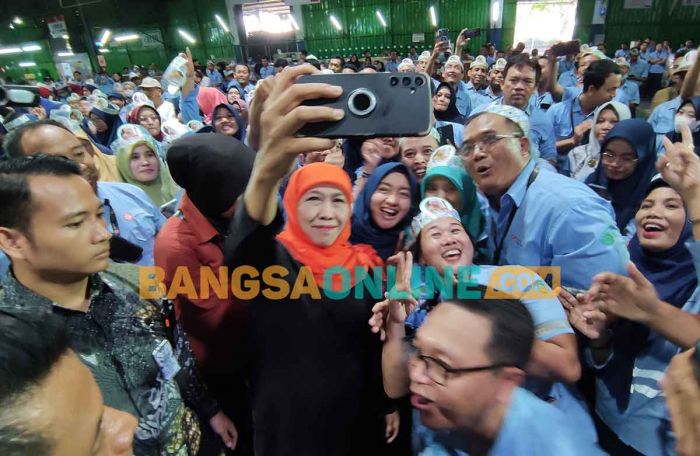 Dendangkan Sekuntum Mawar Merah, Khofifah Disambut Ribuan Karyawan Tjiwi Kimia Dendangkan Sekuntum Mawar Merah, Khofifah Disambut Ribuan Karyawan Tjiwi Kimia
