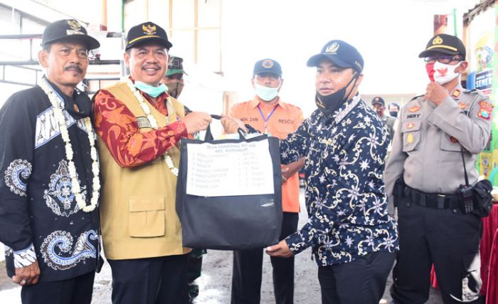 Bupati Serahkan Bantuan ke Dlanggu dan Kutorejo Bupati Serahkan Bantuan ke Dlanggu dan Kutorejo