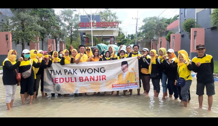 Wongso Bersama Tim Bagikan 1.000 Paket Sembako untuk Korban Banjir Luapan Kali Lamong Wongso Bersama Tim Bagikan 1.000 Paket Sembako untuk Korban Banjir Luapan Kali Lamong