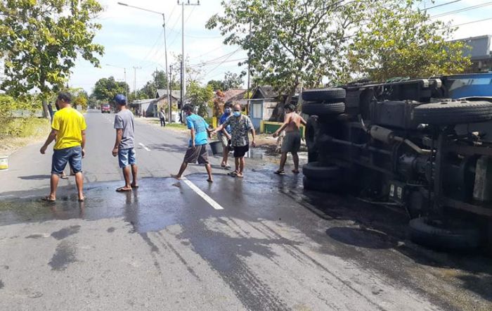 Diduga Kelebihan Muatan, Truk Muat HCL Terguling di Jalan Raya Keret Sidoarjo