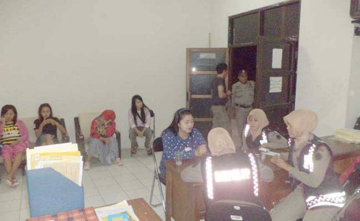 Razia, Satpol PP Gresik Amankan 36 Cewek Penjaga Kafe Razia, Satpol PP Gresik Amankan 36 Cewek Penjaga Kafe