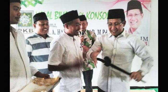 Berkunjung ke Senori, Halim Diberi Hadiah Keris Klabang Seribu Berkunjung ke Senori, Halim Diberi Hadiah Keris Klabang Seribu