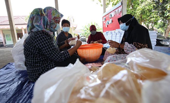 Dibantu Emak-Emak, Tagana Kediri Sediakan Kebutuhan Pangan Warga yang Jalani Micro Lockdown Dibantu Emak-Emak, Tagana Kediri Sediakan Kebutuhan Pangan Warga yang Jalani Micro Lockdown