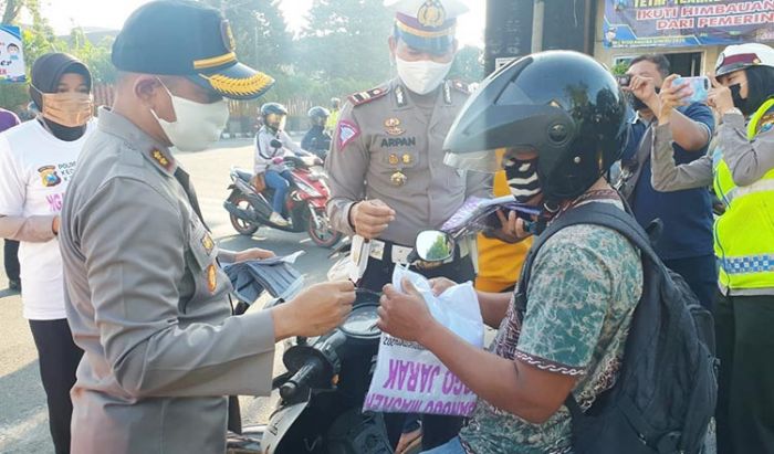 Cegah Penyebaran Covid-19, Polres Kediri Kota Bagi-bagi Masker kepada Pengguna Jalan