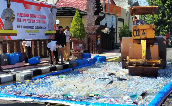 Sambut Ramadan, Polres Blitar Kota Musnahkan Ribuan Botol Miras