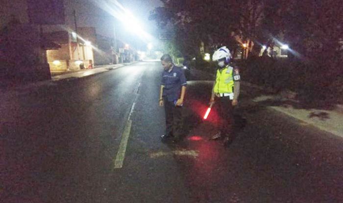 Tabrak Mobil, Pemotor di Sidoarjo Ditinggal Tergeletak di Jalan Raya