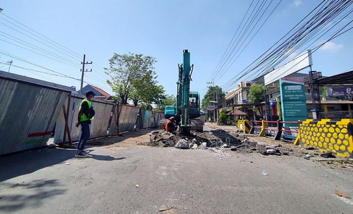 Jembatan Latek Pasuruan Dilakukan Perbaikan, Arus Lalu Lintas Dialihkan ke Jalan Tol Jembatan Latek Pasuruan Dilakukan Perbaikan, Arus Lalu Lintas Dialihkan ke Jalan Tol