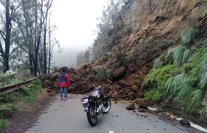 Hujan Deras di Tosari Pasuruan Longsorkan Tebing Jalur Wisata ke Bromo Hujan Deras di Tosari Pasuruan Longsorkan Tebing Jalur Wisata ke Bromo