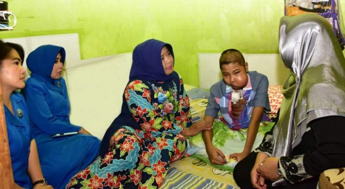 Peduli Kasih Ketua DJA II, Kunjungi Anak Anggota yang Sakit di Sela Kesibukannya Peduli Kasih Ketua DJA II, Kunjungi Anak Anggota yang Sakit di Sela Kesibukannya