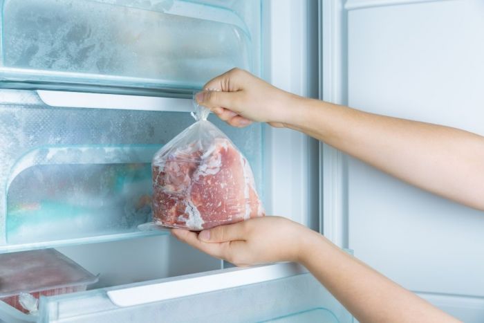 6 Cara Sehat Menyimpan Daging Kurban di Kulkas