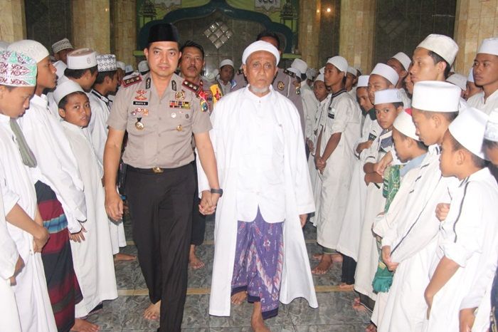 Kenalkan Diri, Kapolres Baru Gresik Sowan ke Sejumlah Kiai Kenalkan Diri, Kapolres Baru Gresik Sowan ke Sejumlah Kiai