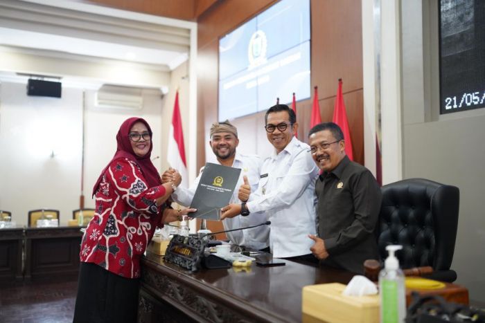 DPRD Kota Batu Sampaikan Pandangan Umum Atas Raperda Pertanggungjawaban Pelaksanaan APBD TA 2024 DPRD Kota Batu Sampaikan Pandangan Umum Atas Raperda Pertanggungjawaban Pelaksanaan APBD TA 2024