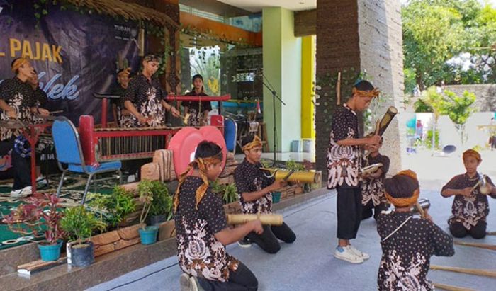 KPP Pratama Tuban Kenalkan Pajak ke Masyarakat Lewat Festival Tongklek dan Mural KPP Pratama Tuban Kenalkan Pajak ke Masyarakat Lewat Festival Tongklek dan Mural