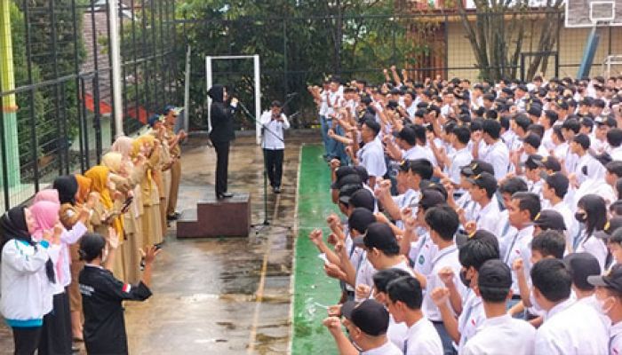 Perangi Narkoba, BNN Ajak Siswa SMAN 2 Batu Nyanyikan Mars BNN