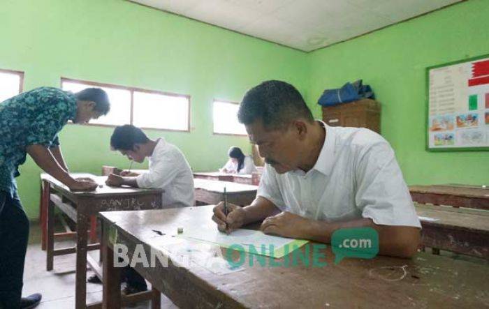 Berusia 55 Tahun, Tukang Jahit ini masih Semangat Ikuti Ujian Paket A Berusia 55 Tahun, Tukang Jahit ini masih Semangat Ikuti Ujian Paket A