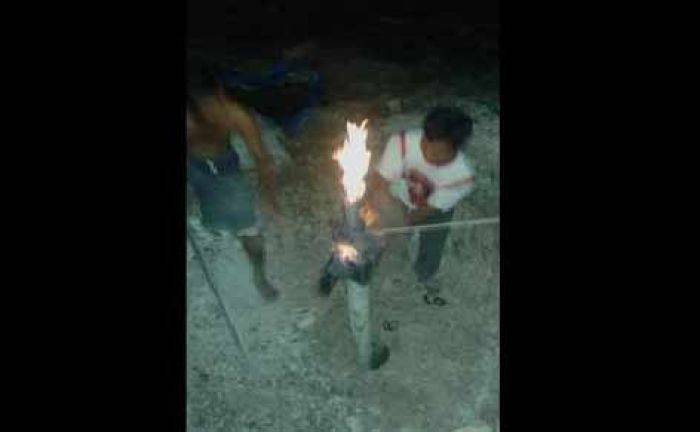 Warga Batu Karang Sampang Digegerkan Sumur Keluarkan Gas Warga Batu Karang Sampang Digegerkan Sumur Keluarkan Gas