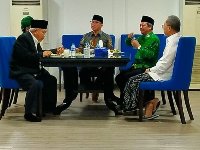 Mendag Zulhas Menjamu Kiai Asep di Rumdin, Tawari Pergunu Nyaleg Gratis Mendag Zulhas Menjamu Kiai Asep di Rumdin, Tawari Pergunu Nyaleg Gratis